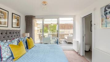 6 bedrooms, iron/ironing board, WiFi, bed sheets