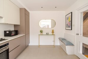 ميكروويف، فرن، موقد طهي مسطح، غسالة أطباق