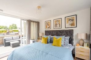 6 bedrooms, iron/ironing board, WiFi, bed sheets