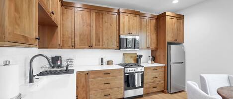 Kjøleskap, mikrobølgeovn, ovn og kokeplater