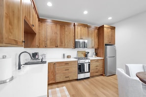 Réfrigérateur, four à micro-ondes, un four, surface de cuisson