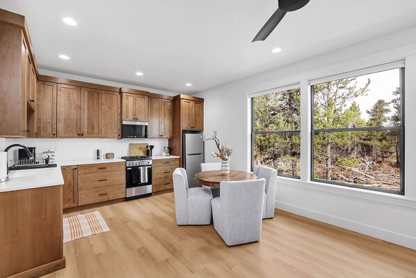 ثلاجة، ميكروويف، فرن، موقد طهي مسطح