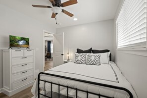 3 bedrooms, desk, iron/ironing board, free WiFi