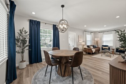 The Royal Hideaway - Your Stylish Retreat in Royal Oak!