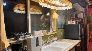 Une cuisine équipée d’un évier, d’une cuisinière et de luminaires décoratifs.