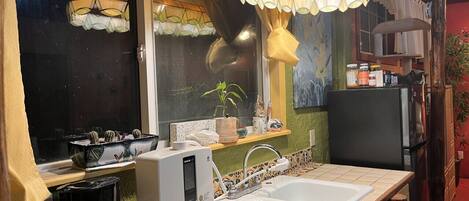 Een koelkast, een magnetron, een kookplaat