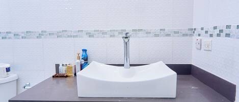 Sèche-cheveux, serviettes fournies, savon, papier toilette