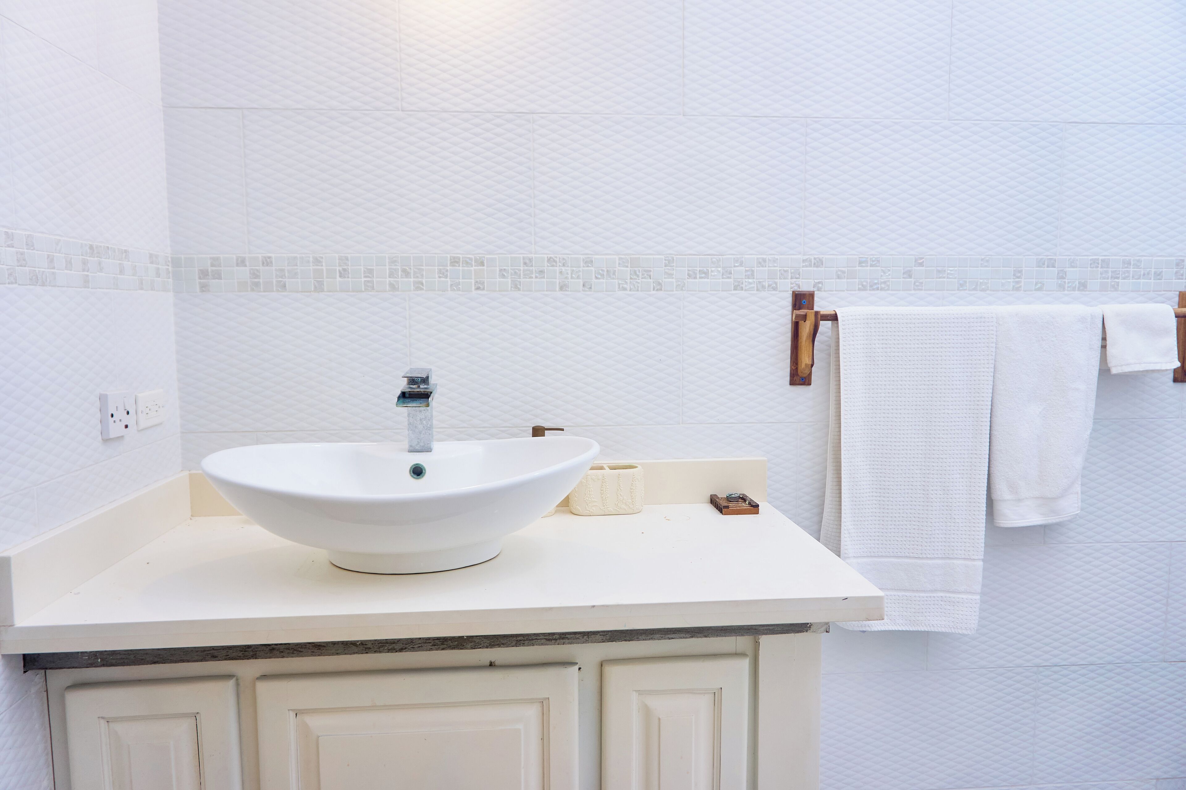 Secador de cabelo, toalhas de banho, sabonete, papel higiênico