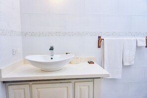 Secador de pelo, toallas, jabón y papel higiénico