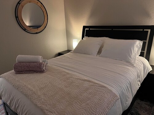 Charming 3-bedroom 2 full house in lovely Peoria with AC/Pool