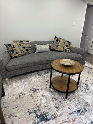 Smart TV, fireplace - Basement apartment with separate entrance (Milton)