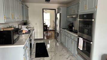 Jääkaappi, mikroaaltouuni, uuni, liesi