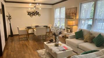 Älytelevisio, takka, pöytätennispöytä, kirjoja