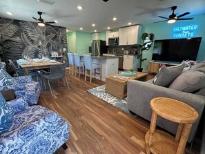 テレビ、テレビゲーム、書庫、書斎 / ワークスペース