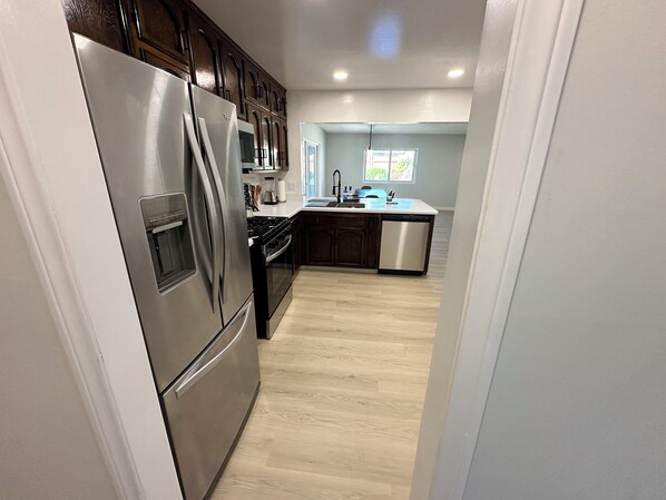 ثلاجة، ميكروويف، فرن، موقد طهي مسطح