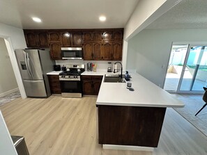 Refrigerador, microondas, horno y parrilla de estufa 