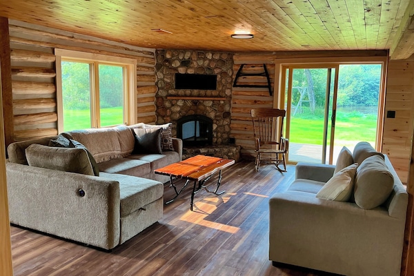 Smart-TV, peis, DVD-spiller og bøker