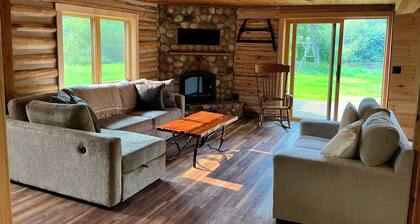 Trout Hollow Waterfront Cabin 2 BR, Sleeps 6, Riverfront Hottub Traverse City Mi