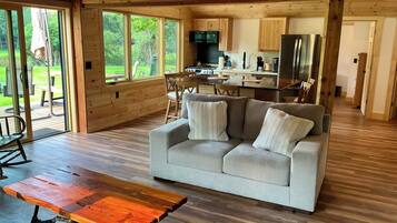 Una Smart TV, una chimenea, un reproductor de DVD, libros