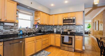 Spacious 4-bedroom house in charming Chicago with Game room and outdoor dining