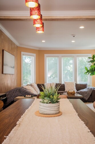 Spacious 4-bedroom house in charming Chicago with Game room and outdoor dining