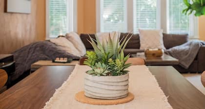 Spacious 4-bedroom house in charming Chicago with Game room and outdoor dining