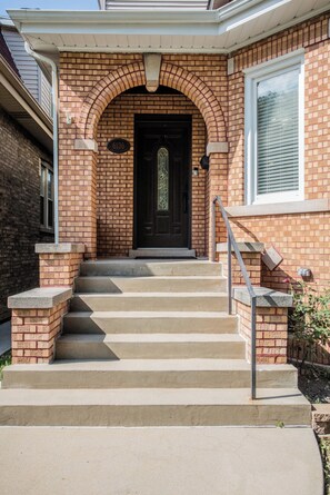 Exterior detail - Spacious 4-bedroom house in charming Chicago with Game room and outdoor dining (Chicago)
