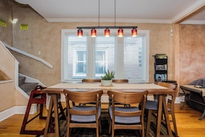 Dining - Spacious 4-bedroom house in charming Chicago with Game room and outdoor dining (Chicago)