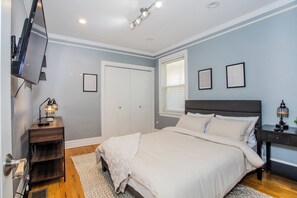 4 bedrooms, desk, iron/ironing board, free WiFi - Spacious 4-bedroom house in charming Chicago with Game room and outdoor dining (Chicago)