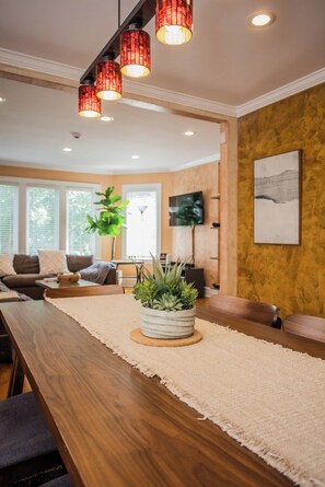 Interior - Spacious 4-bedroom house in charming Chicago with Game room and outdoor dining (Chicago)