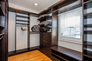 Interior - Spacious 4-bedroom house in charming Chicago with Game room and outdoor dining (Chicago)