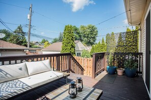 Terrace/patio - Spacious 4-bedroom house in charming Chicago with Game room and outdoor dining (Chicago)