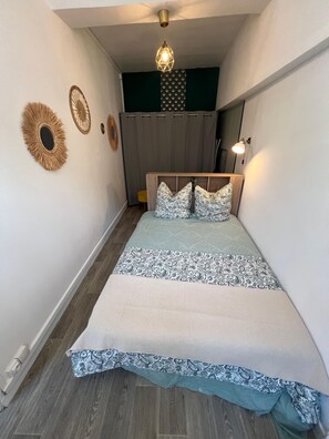 1 habitación, escritorio, tabla de planchar con plancha y wifi gratis 