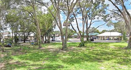 Large one-bedroom with king-sized bed in beautiful Fruitland Park