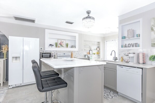 Micro-ondes, four, plaque de cuisson, lave-vaisselle