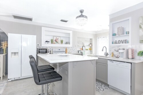 Absolutely stunning 2-bedroom cottage in Fruitland Park.