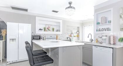 Absolutely stunning 2-bedroom cottage in Fruitland Park.