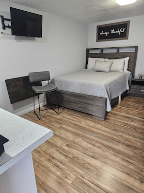 1 habitación, tabla de planchar con plancha, wifi gratis y ropa de cama