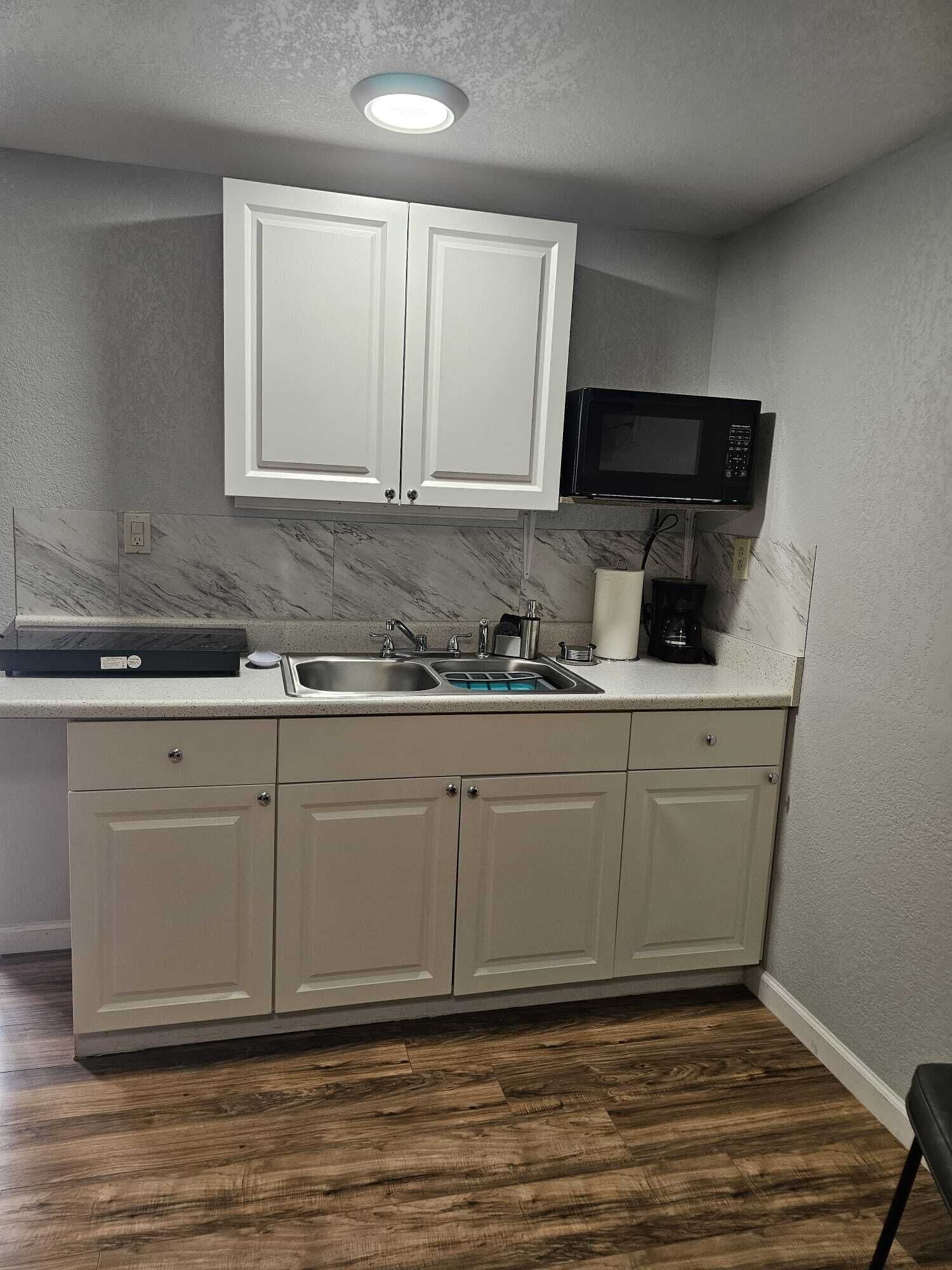 冷蔵庫、電子レンジ、コンロ、コーヒー / ティーメーカー