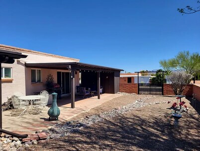 Sunny 2bd Retreat with Mountain Views, Fireplace, AZ Room & GVR Access!