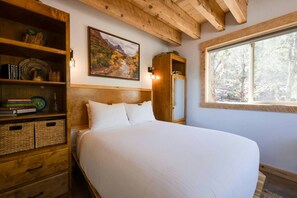Desk, iron/ironing board, travel cot, WiFi - Nestled in Nature Zion’s Gateway-Jacuzzi Suite (Apple Valley)