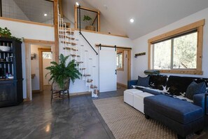 TV - Nestled in Nature Zion’s Gateway-Jacuzzi Suite (Apple Valley)
