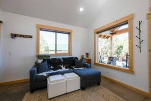 TV - Nestled in Nature Zion’s Gateway-Jacuzzi Suite (Apple Valley)