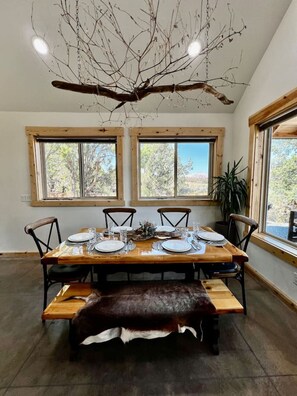 Dining - Little Creek Mesa Cabin with Zion NP Views-Jacuzzi (Apple Valley)