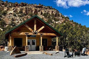 Exterior - Little Creek Mesa Cabin with Zion NP Views-Jacuzzi (Apple Valley)