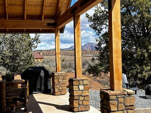 Outdoor dining - Little Creek Mesa Cabin with Zion NP Views-Jacuzzi (Apple Valley)
