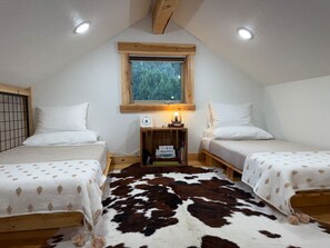 Desk, WiFi, bed sheets - Little Creek Mesa Cabin with Zion NP Views-Jacuzzi (Apple Valley)