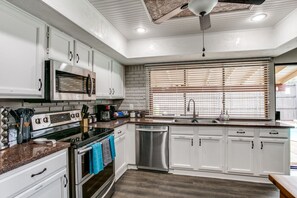 Een microgolfoven, een oven, een kookplaat, een vaatwasser