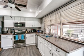 Microondas, horno, parrilla de estufa y lavavajillas 