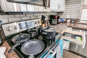 Microondas, horno, parrilla de estufa y lavavajillas 